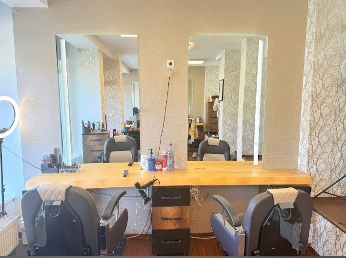Warme Holztöne und braune Barberstühle im DEBARBER Salon
